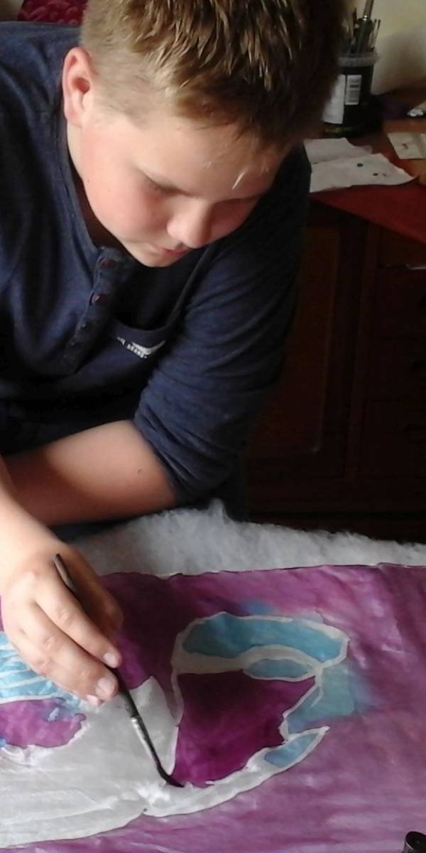 Ken maalib endale oma siidsalli.jpg